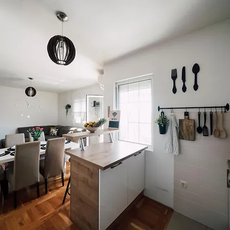 Spacious And Cosy Dumato Apartment Zadar