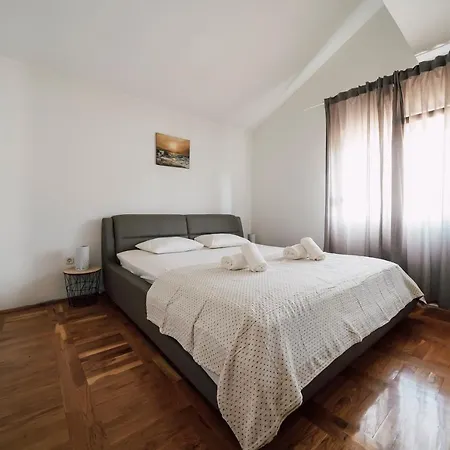 Spacious And Cosy Dumato Apartment