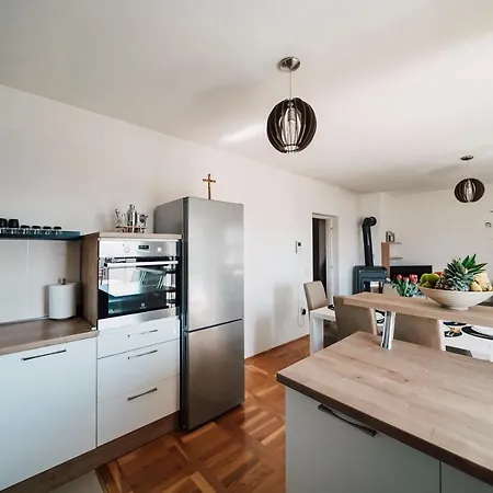 Spacious And Cosy Dumato Apartment